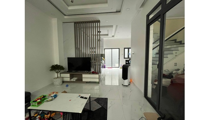 NHÀ NGAY VÒNG XOAY PHÚ HỮU 4X15 4 TẦNG GIÁ NHỈNH 6 TỶ