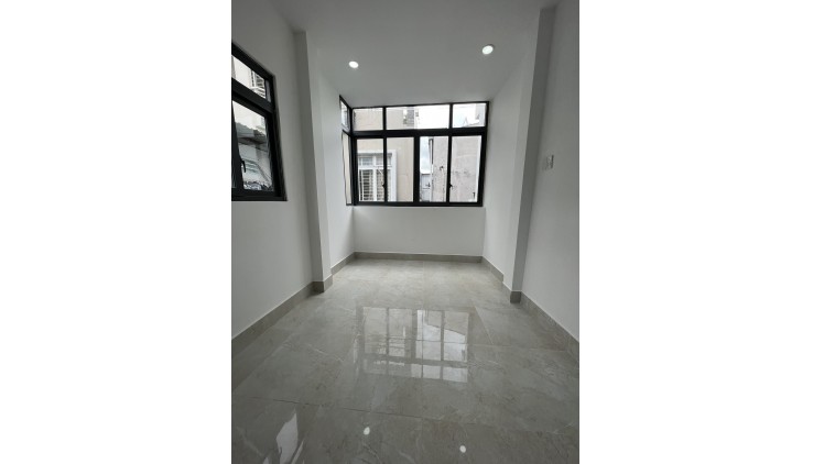 Bán Nhà Lô Góc 3 Lầu, 2PN, Gần Chợ Hạnh Thông Tây - Nhà Thờ Hạnh Thông, Chỉ Nhỉnh 2 Tỷ