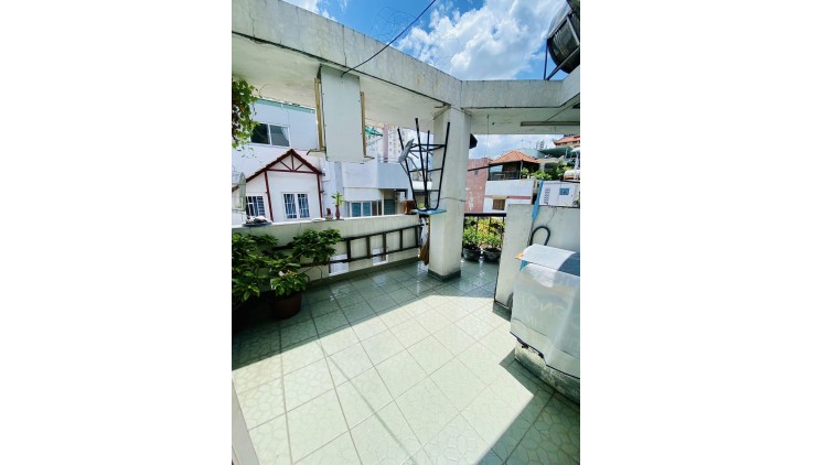 Bán nhà quận 10, đường Nguyễn Chí Thanh, 35m2, 4 tầng, sát mặt tiền, 5.8 tỷ