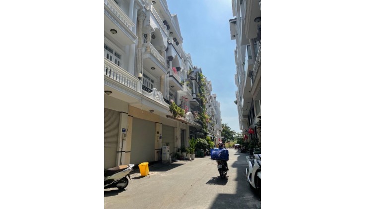 Nhà 4 tầng DTSD 200m2 - Khu đông Âu - Hoàng Quốc Việt - Quận 7 . tặng full nội thất