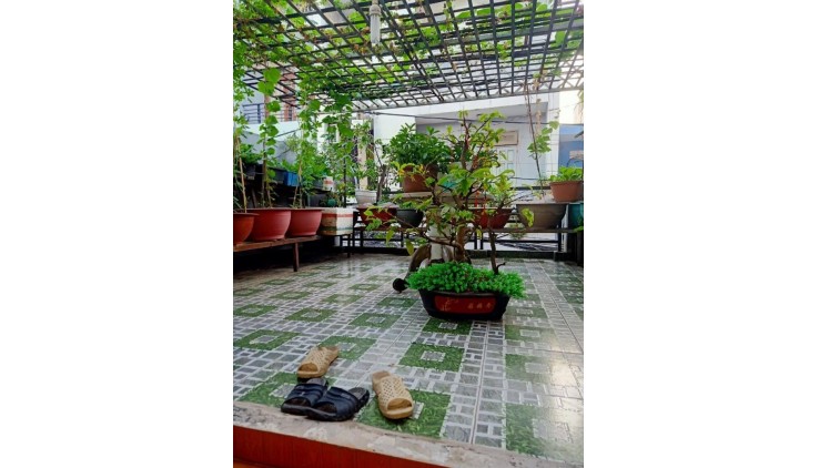 NGAY CV LÀNG HOA, HẺM XE HƠI THÔNG TẶNG NỘI THẤT GỖ CĂM SE - ĐỎ, CHỈ NHỈNH 8 TỶ.