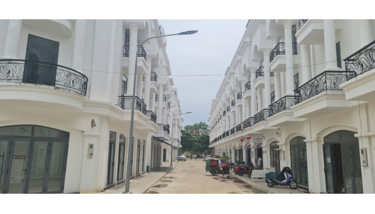 Nhà Phố 4 Tầng Tây Ninh - Tiện Nghi Hiện Đại, Gần Khu Trung Tâm!