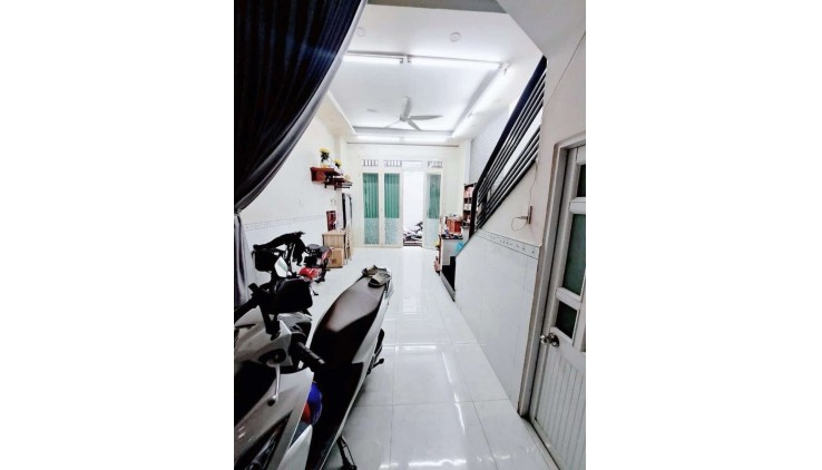 Bán nhà sát mặt tiền 32m2-4tang ngay chợ Tân Hương Tân Phú - hẻm 3 gác - 4 tỷ nhỉnh 0932030061