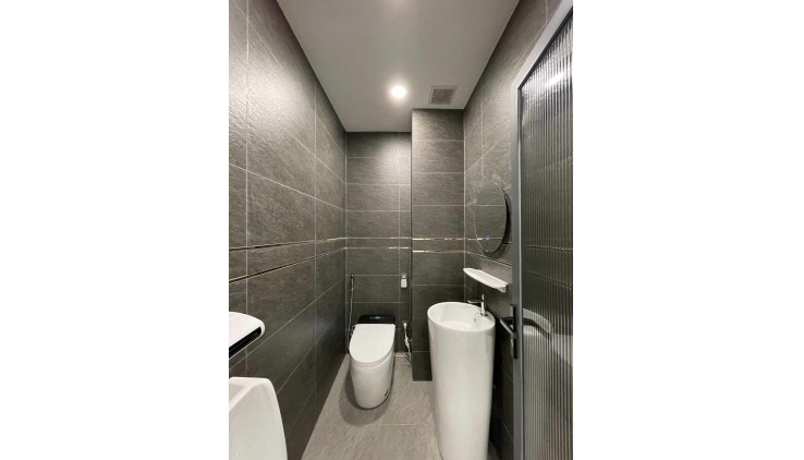 Bán nhà đường Phạm Hùng, đầy đủ nội thất, có hầm , có thang máy, giá 16 tỷ