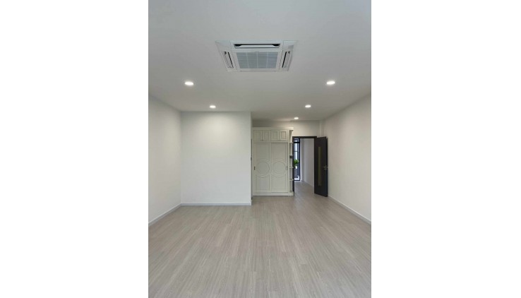 Bán nhà đường Phạm Hùng, đầy đủ nội thất, có hầm , có thang máy, giá 16 tỷ
