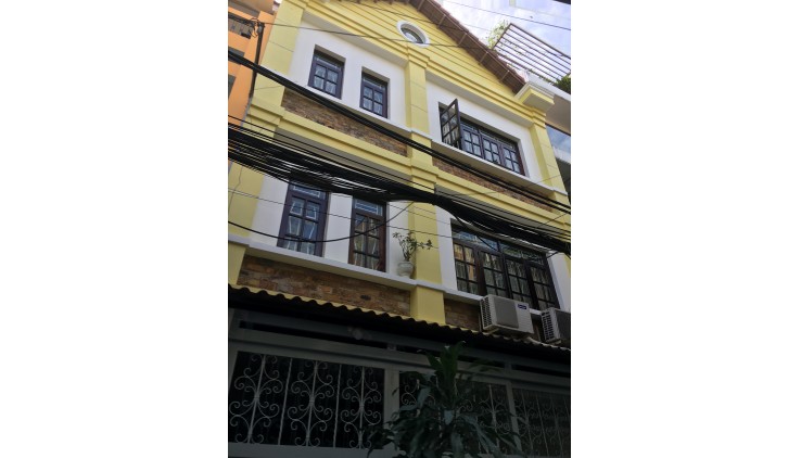 Bán Nhà GÓC 3 MẶT TIỀN đường Hai Bà Trưng,Q.1,DT:15mx16m,KC:3 lầu,Giá:90 tỷ