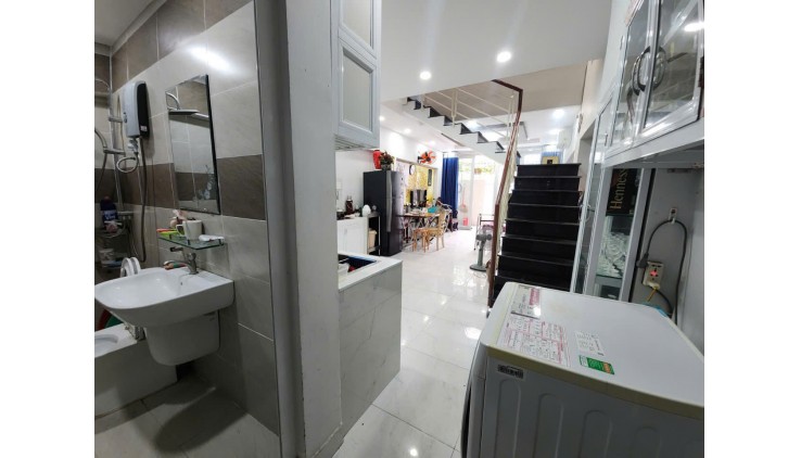 Q7 LÂM VĂN BỀN 40M2 NHỈNH 4 TỶ ,NHÀ ĐẸP Ở NGAY , GẦN TRƯỜNG HỌC CÁC CẤP, GẦN NHIỀU CHỢ , CỬA HÀNG TIỆN LỢI