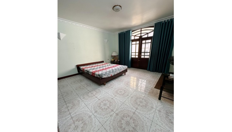 Bán biệt thự Cộng Hoà, P4, Tân Bình, 231m2, 3 tầng, ngang 7,6m, đẹp tuyệt