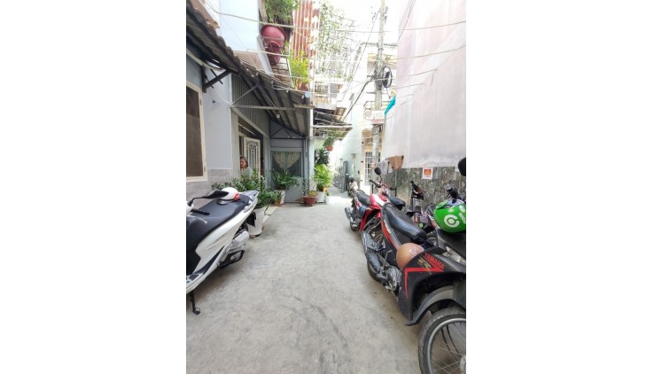 Ngay THPT Nguyễn Trung Trực - Hẻm 4m - (5.5 x 8.5)m - 3 Phòng ngủ