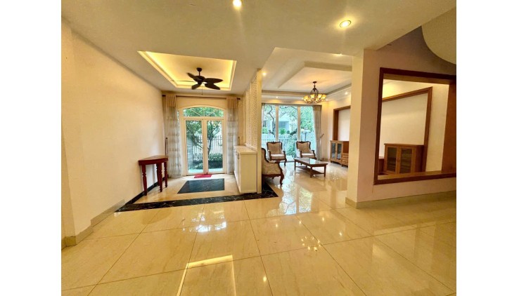 Cho thuê biệt thự Nam Thông - Phú Mỹ Hưng - Q7, dt:11x18m , 4PN , full nội thất , giá :55 triệu/tháng.LH: 0906611859 Thư