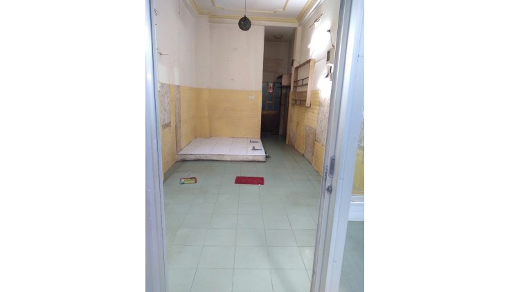 Em cần sang quán cf ở Củ Chi, quán nằm ngay trung tâm thị trấn, kế bên là trường học và nhiều văn phòng.