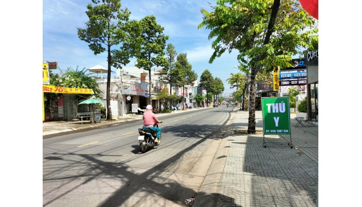 Bán nhà mặt phố Lê Thị Hà, địa điểm đẹp, chiều ngang rộng, gần thị trấn Hóc Môn