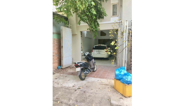 Cho thuê nhà mặt tiền đường Đỗ Công Tường, Quận Tân Phú, 5PN 6WC.