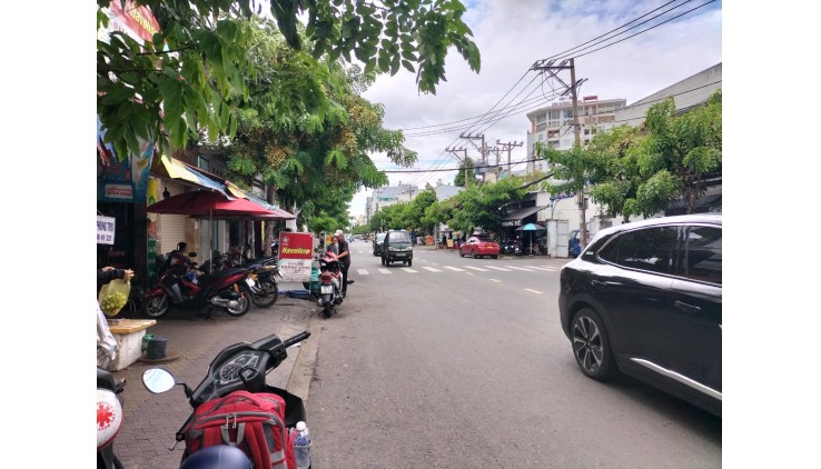 Bán nhà Mặt tiền kinh doanh nhộn nhịp, đường rộng 30m, nhích 30 tỷ