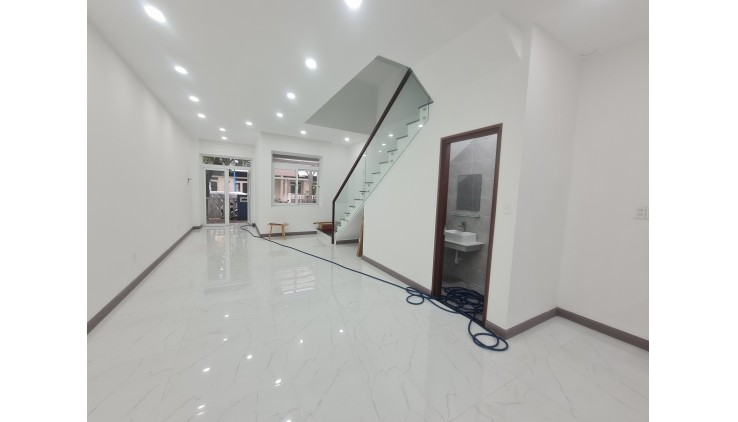 Nhà mới tinh Rosita Khang Điền - DT 100m2 - 3 tầng - cho thuê giá tốt