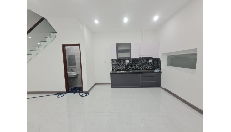 Nhà mới tinh Rosita Khang Điền - DT 100m2 - 3 tầng - cho thuê giá tốt