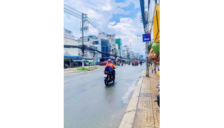 Nhà nguyên căn góc 2 mặt tiền đường CMT8, Phường 13, Quận 10. Vị trí đắc địa, kinh doanh sầm uất!