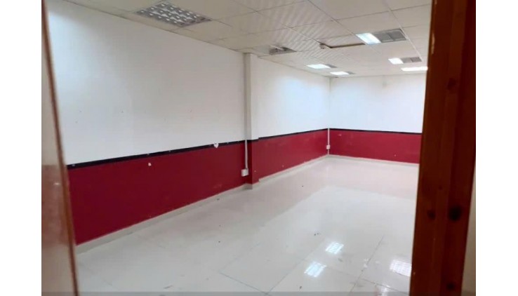 Nhà nguyên căn mặt tiền đường Lạc Long Quân, Phường 8, Tân Bình - Diện tích lớn, vị trí đắc địa cho kinh doanh!