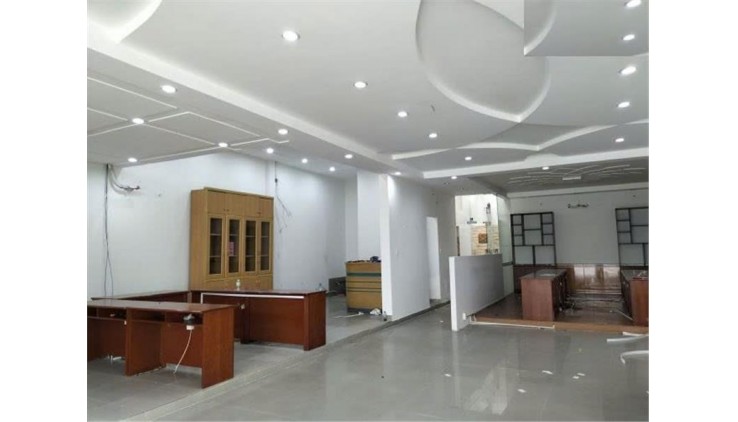 Cho thuê nhà nguyên căn mặt tiền đường CMT8, Phường 7, Tân Bình