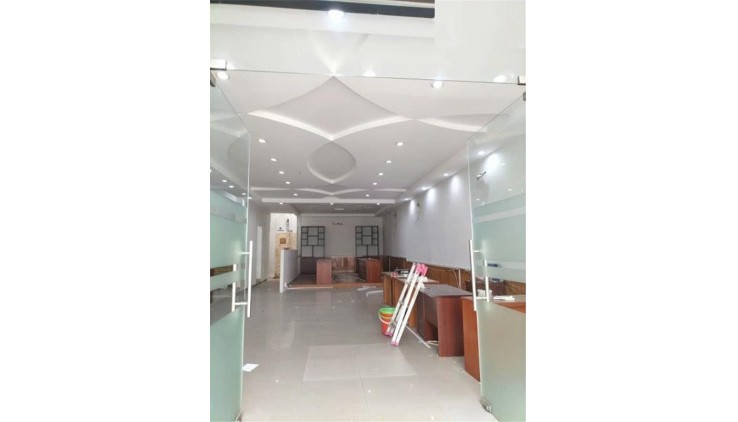 Cho thuê nhà nguyên căn mặt tiền đường CMT8, Phường 7, Tân Bình
