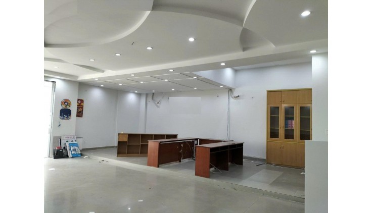 Cho thuê nhà nguyên căn mặt tiền đường CMT8, Phường 7, Tân Bình