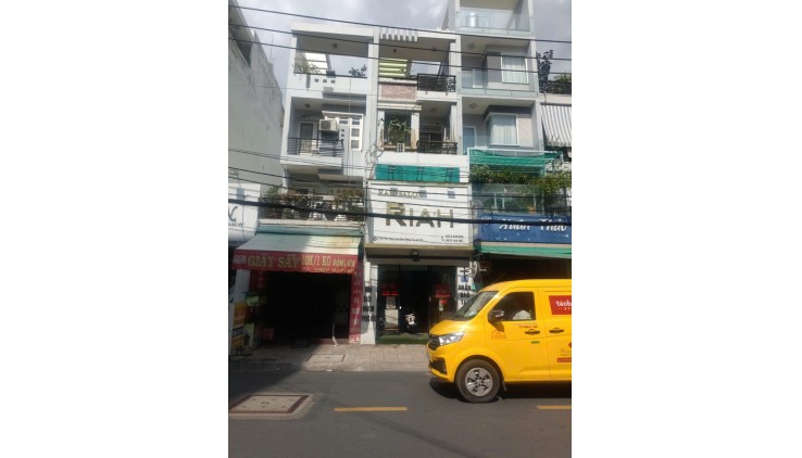 Do gia đình chuyển hướng định cư nước ngoài, sang lại tiệm cho ac em muốn khởi nghiệp ít vốn