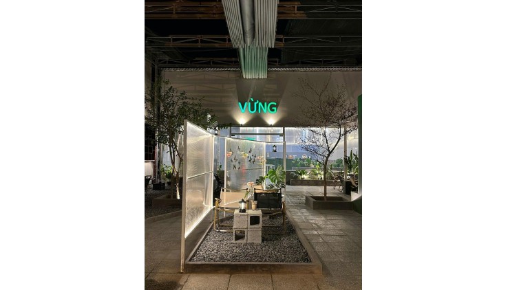 Em cần sang quán cf ở Củ Chi, quán nằm ngay trung tâm thị trấn, kế bên là trường học và nhiều văn phòng.