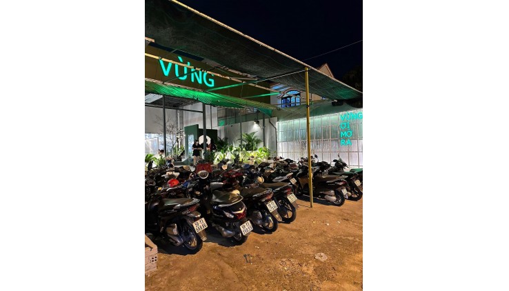 Em cần sang quán cf ở Củ Chi, quán nằm ngay trung tâm thị trấn, kế bên là trường học và nhiều văn phòng.
