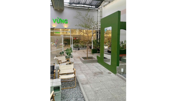 Em cần sang quán cf ở Củ Chi, quán nằm ngay trung tâm thị trấn, kế bên là trường học và nhiều văn phòng.