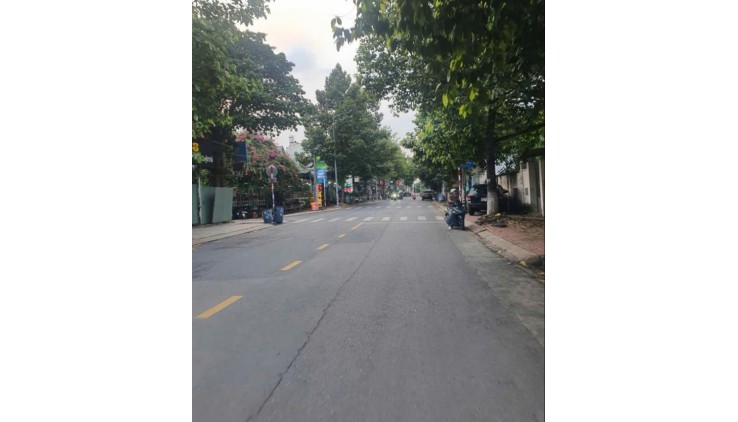 BÁN GẤP ĐỊNH CƯ NƯỚC NGOÀI ĐẤT LÊ VĂN CHÍ NỠ HẬU. TIỆN XÂY CHDV, NH, KS NHÀ Ở CAO TẦNG. 209M. GIÁ 12.5 TỶ