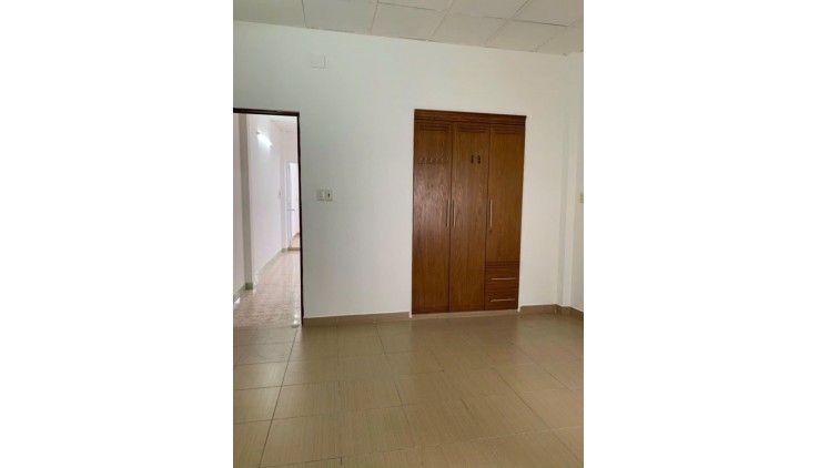 MẶT TIỀN CÁCH HẺM 15 M 
Ngang 3 x nở hậu 4.2 dài 23 m 
Xóm Chiếu giao Đoàn Văn Bơ Q4
79 TRIỆU M 2