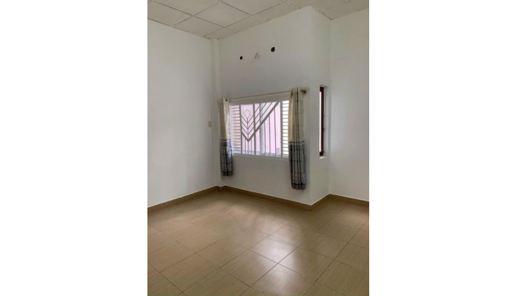 MẶT TIỀN CÁCH HẺM 15 M 
Ngang 3 x nở hậu 4.2 dài 23 m 
Xóm Chiếu giao Đoàn Văn Bơ Q4
79 TRIỆU M 2