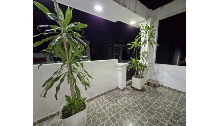 NHÀ ĐẸP LUNG LINH. LINH TRUNG. CẠNH HOÀNG DIỆU 2. ĐH NGÂN HÀNG. 4 TẦNG BÊ TÔNG KIÊN CỐ. GIÁ 7.2 TỶ. TL