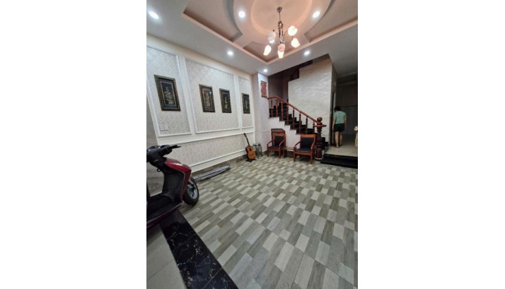 NHÀ ĐẸP LUNG LINH. LINH TRUNG. CẠNH HOÀNG DIỆU 2. ĐH NGÂN HÀNG. 4 TẦNG BÊ TÔNG KIÊN CỐ. GIÁ 7.2 TỶ. TL
