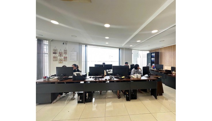 Quận 2 ( TP Thủ Đức ) ! Chuyển VP lớn hơn Cần sang lại VP nguyên sàn 80 m2 , Có Full nội thất Vp Mới Đẹp, Tel : 0335732913 ( Chính chủ )