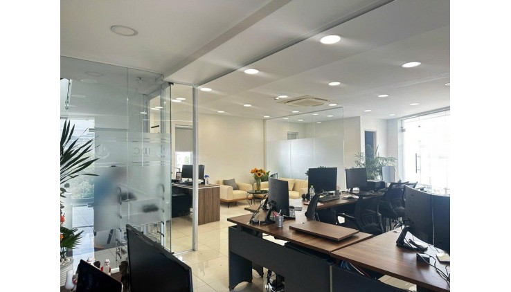Quận 2 ( TP Thủ Đức ) ! Chuyển VP lớn hơn Cần sang lại VP nguyên sàn 80 m2 , Có Full nội thất Vp Mới Đẹp, Tel : 0335732913 ( Chính chủ )