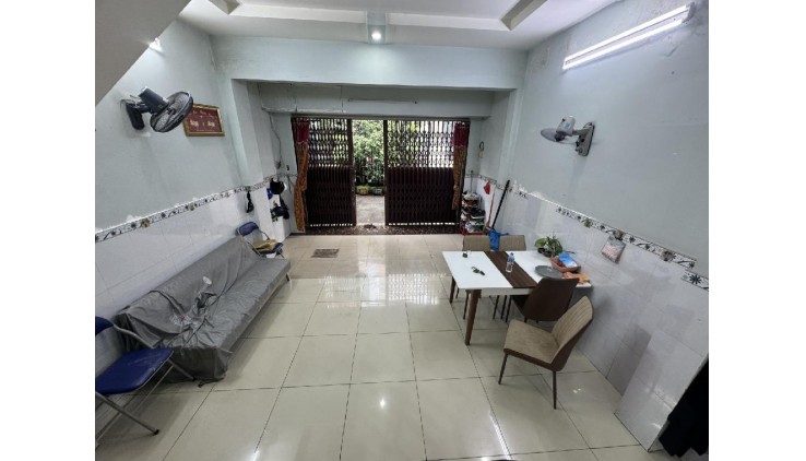 Bán Nhà Bà Hom, Phường 13, Quận 6. DT 40.3m2 x 2 tầng (4.5 x 9.2). Nở Hậu .
Giá 5.6 Tỷ TL.