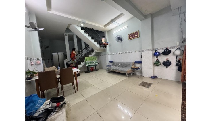 Bán Nhà Bà Hom, Phường 13, Quận 6. DT 40.3m2 x 2 tầng (4.5 x 9.2). Nở Hậu .
Giá 5.6 Tỷ TL.