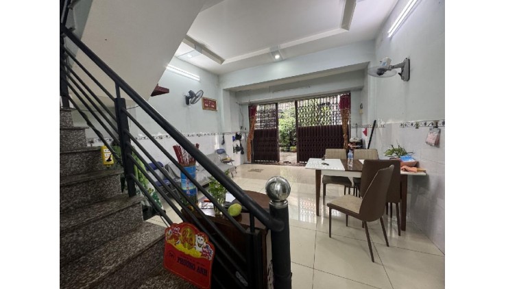Bán Nhà Bà Hom, Phường 13, Quận 6. DT 40.3m2 x 2 tầng (4.5 x 9.2). Nở Hậu .
Giá 5.6 Tỷ TL.