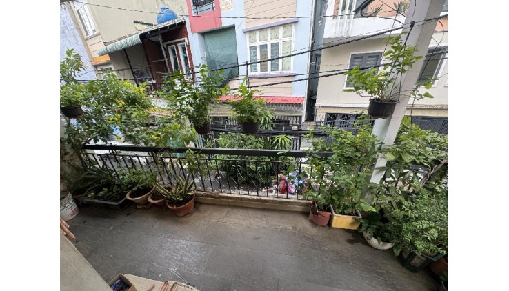 Bán Nhà Bà Hom, Phường 13, Quận 6. DT 40.3m2 x 2 tầng (4.5 x 9.2). Nở Hậu .
Giá 5.6 Tỷ TL.