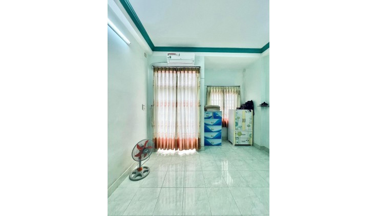 NHÀ GÒ VẤP - PHƯỜNG 8 XE HƠI NGỦ TRONG NHÀ