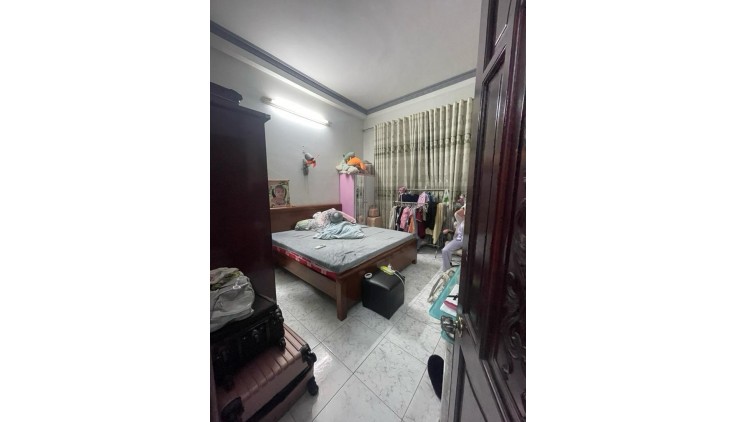 TỈNH LỘ 10 LÔ GỐC 2 MẶT THOÁNG - NHÀ 3 TẦNG ĐÚC BTCT 64M2 - SỔ HOÀN CÔNG ĐỦ - CHỈ HƠN 4 TỶ