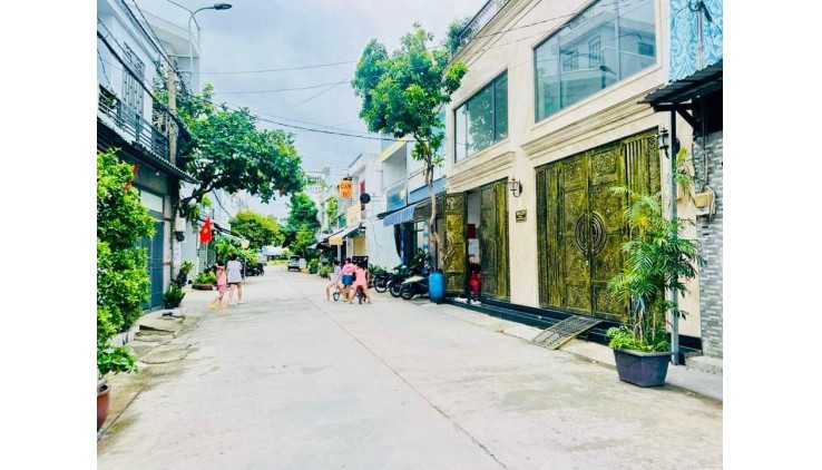 GIÁP AEON TÂN PHÚ - NGAY CHỢ 26/3 - ĐƯỜNG 8M THÔNG- BÁN ĐẤT TẶNG NHÀ C4 64M GIÁ 5 TỶ NHỈNH XÍU
