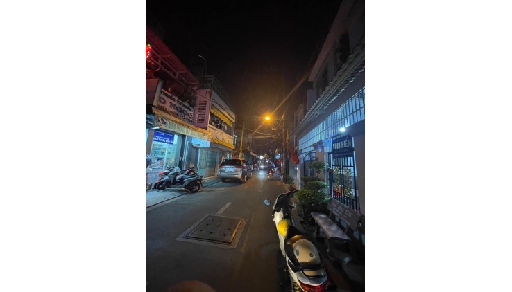 MẶT TIỀN HIẾM CẠNH BẾN XE MIỀN TÂY THÔNG LÝ CHIÊU HOÀNG - DTSD GẦN 100M2 NHÀ CẤP 4 MỚI XÂY RẤT ĐẸP - CHỈ NHỈNH 6.X T.Ỷ AEE613