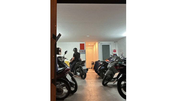 Bán CHDV 5 lầu có T.máy ngang 5m 90m2 8PN khoán 36 triệu ngay Emart Phan Văn Trị 14.5 tỷ