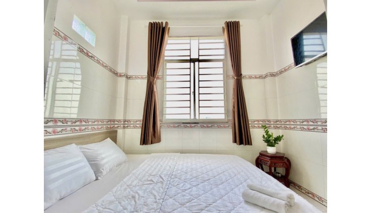 Bán Khách sạn 6 lầu MT Hà Huy Giáp 202m2 (6.5x31) 32PN DT 100tr gần cầu Phú Long 26 tỷ.