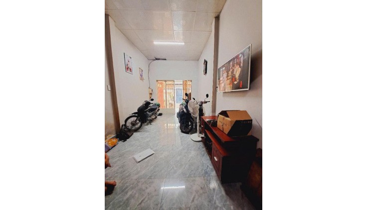 Bán Nhà Gần Ngã Tư Trung Chánh, Bà Điểm, Sổ Hồng Riêng, Không Quy Hoạch, 73m2, Nhỉnh 2 Tỷ