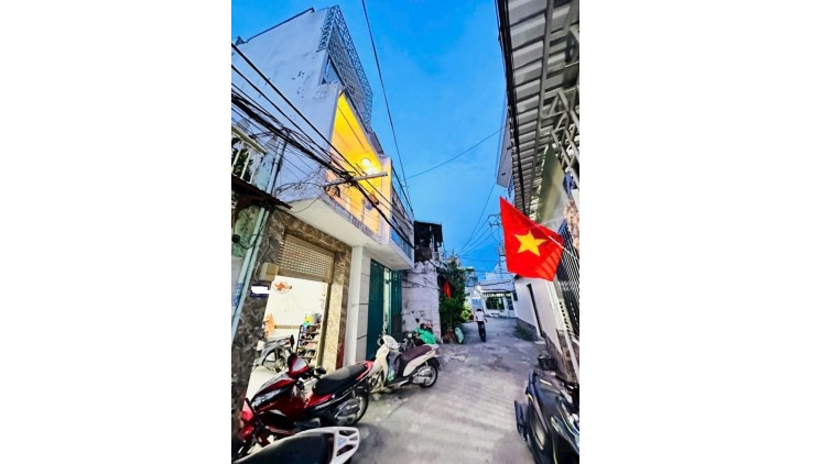Ngay Nhà thờ Hạnh Thông Tây - Hẻm xe tải - BTCT 3 tầng - 3 phòng ngủ