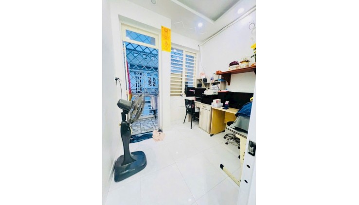 Ngay Nhà thờ Hạnh Thông Tây - Hẻm xe tải - BTCT 3 tầng - 3 phòng ngủ