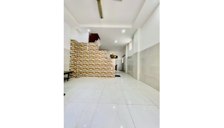 Nhà siêu rẻ - VỊ TRÍ ĐẸP - SỔ VUÔNG A4 - Gần đường Âu Cơ chỉ 3 tỷ 8